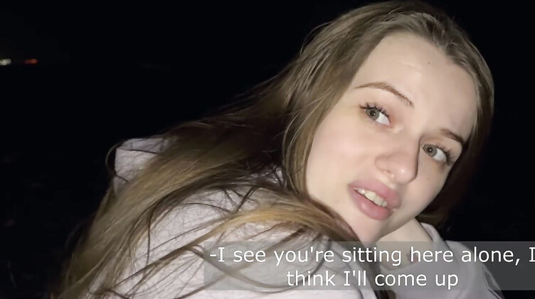 Работящая девушка зарабатывает деньги делая минет незнакомому парню с пляжа