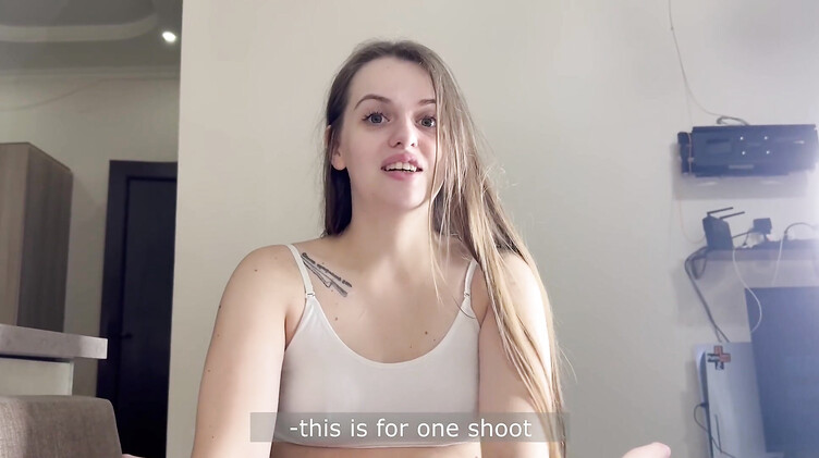 Работящая девушка зарабатывает деньги делая минет незнакомому парню с пляжа