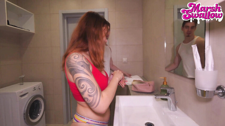 Возбужденный сводный брат трахает в ванной комнате красивую сестренку