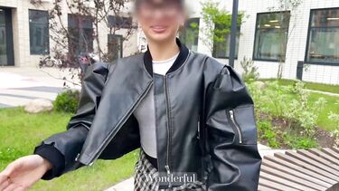 Русская порноактриса MilaMuse трахается с незнакомцем пока муж на работе