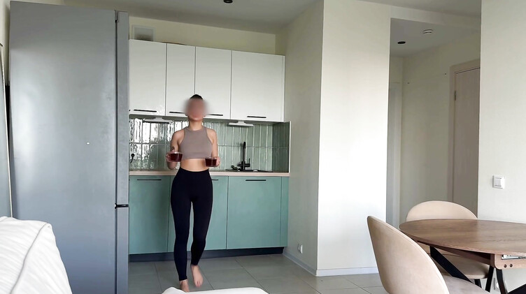 Русская порноактриса MilaMuse трахается с незнакомцем пока муж на работе