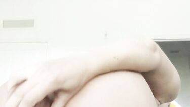 Беременная девушка устроила себе двойное проникновение парочкой дилдо