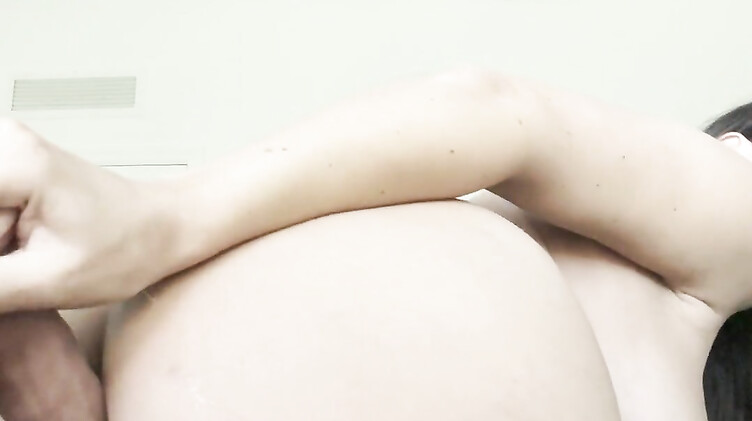 Беременная девушка устроила себе двойное проникновение парочкой дилдо