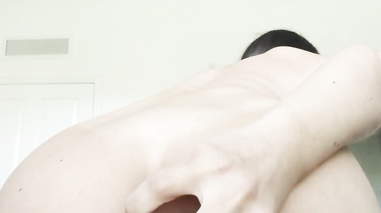 Беременная девушка устроила себе двойное проникновение парочкой дилдо