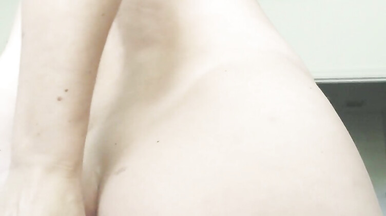 Беременная девушка устроила себе двойное проникновение парочкой дилдо