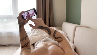 Сводная сестра застукала брата за онанизмом и отдалась ему в позе наездницы