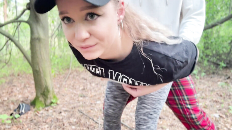 Случайный секс в лесу с молоденькой русской блондинкой Montanasvibe