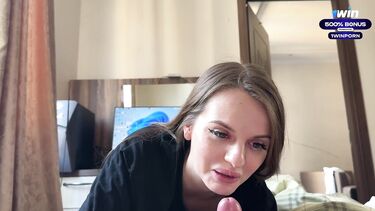 Русская сосалка делает глубокий слюнявый минет своему бойфренду