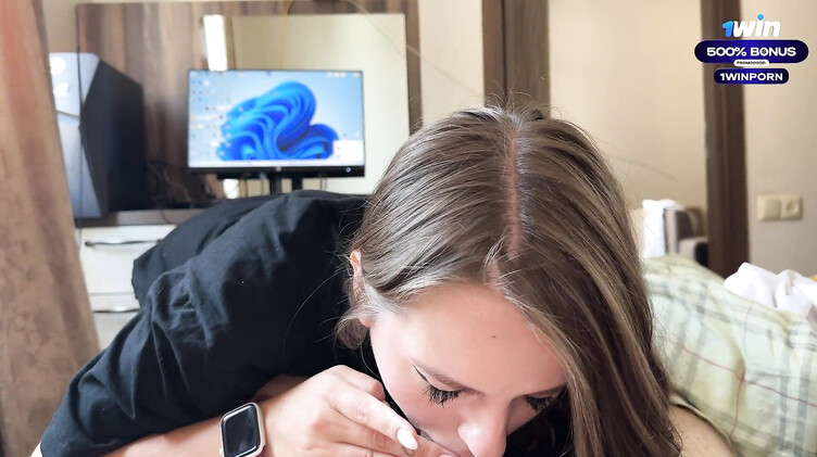 Крупным планом: Русская сосалка делает глубокий слюнявый минет своему бойфренду