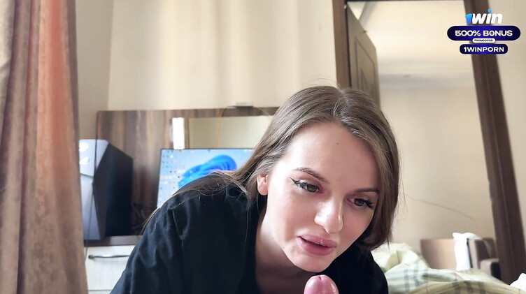 Русская сосалка делает глубокий слюнявый минет своему бойфренду