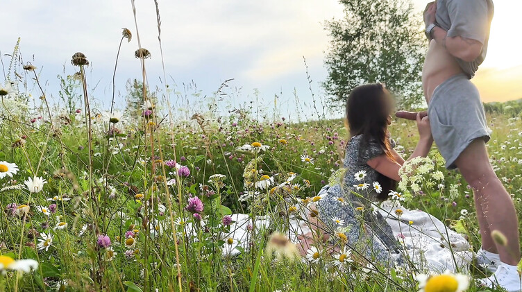 Красивый секс на природе с русской брюнеткой Милой Мусе