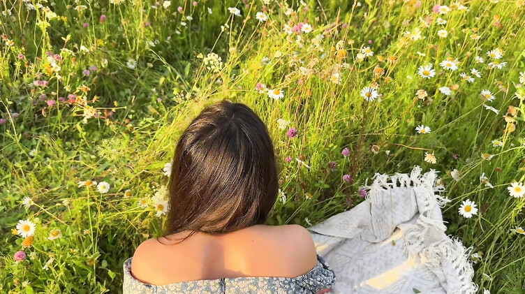 Красивый секс на природе с русской брюнеткой Милой Мусе