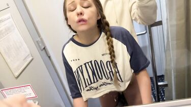 Русская молодежь познакомилась на перроне и перепихнулась в туалете поезда