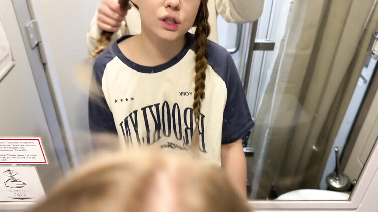 Русская молодежь познакомилась на перроне и перепихнулась в туалете поезда