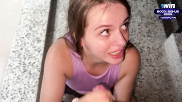 Русская девушка делает парню глубокий минет в подъезде от первого лица