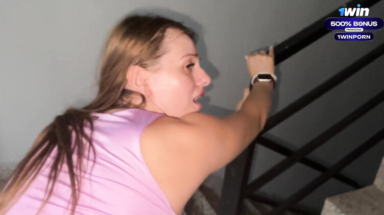 Русская девушка делает парню глубокий минет в подъезде от первого лица