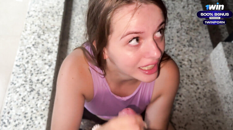 Русская девушка делает парню глубокий минет в подъезде от первого лица