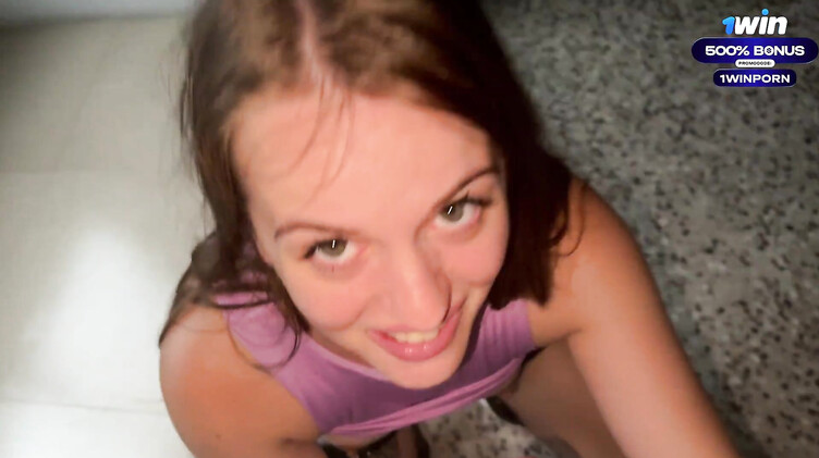 Русская девушка делает парню глубокий минет в подъезде от первого лица