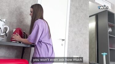 Русский парень заплатил за секс красивой горничной в отеле