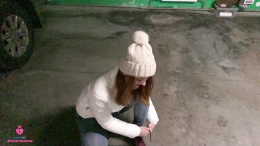 Любовник: Русская девка изменяет своему парню делая незнакомцу минет за деньги на паркинге