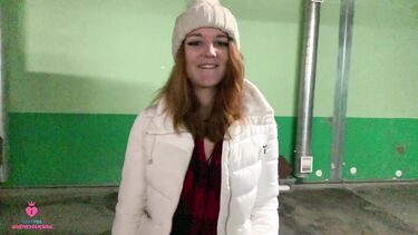 Русская девка изменяет своему парню делая незнакомцу минет за деньги на паркинге