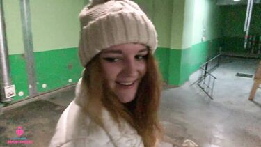 Русская девка изменяет своему парню делая незнакомцу минет за деньги на паркинге