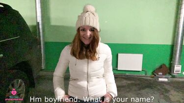 Русская девка изменяет своему парню делая незнакомцу минет за деньги на паркинге