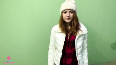 За деньги: Русская девка изменяет своему парню делая незнакомцу минет за деньги на паркинге