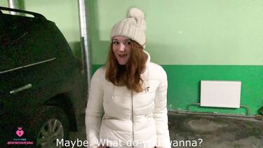 В одежде: Русская девка изменяет своему парню делая незнакомцу минет за деньги на паркинге