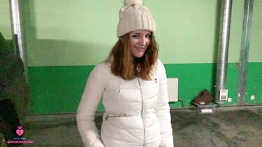 Чужая жена сосет член любовнику: Русская девка изменяет своему парню делая незнакомцу минет за деньги на паркинге