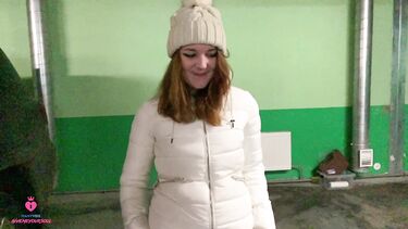 Русская девка изменяет своему парню делая незнакомцу минет за деньги на паркинге