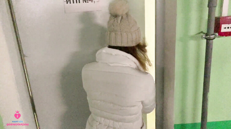 В одежде: Русская девка изменяет своему парню делая незнакомцу минет за деньги на паркинге