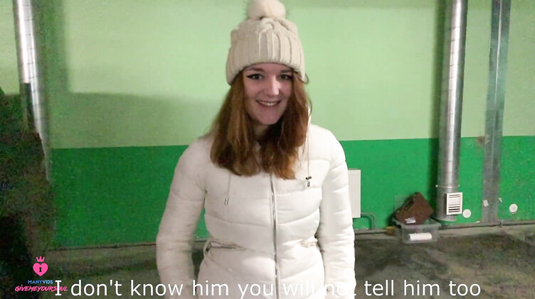 Русская девка изменяет своему парню делая незнакомцу минет за деньги на паркинге