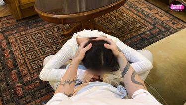 Возбужденная русская брюнетка сексом отвлекает парня от работы