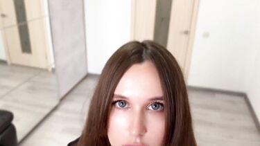 Вибратор: Девушка курьер на каблуках трахается в попку с настойчивым клиентом