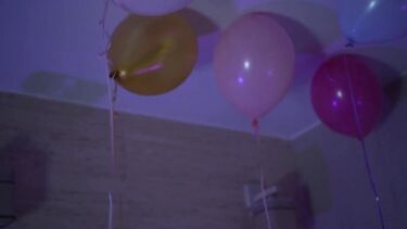 Интимная стрижка: Бисексуальная блондинка на День рождения занялась ЖМЖ сексом втроем