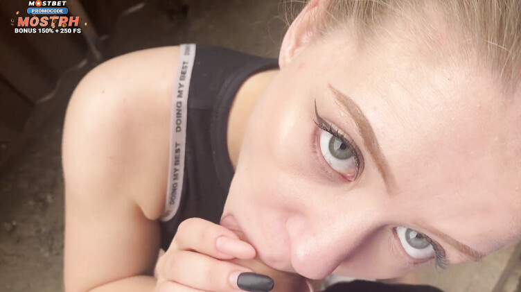 Отсосала русскому пикаперу и проглотила его сперму на заброшке