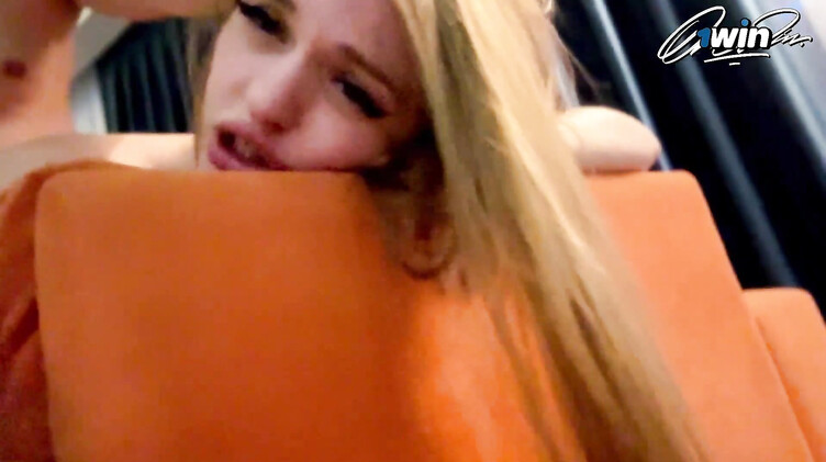 Проститутки: Рыжая путана Марина перепутала этаж и отдалась на диване левому парню