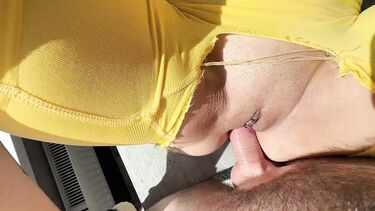 Трахает в анал жопастую фитоняшку через порванные лосины в презервативе