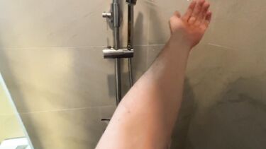 Сестра зашла в ванную и стала трогать меня за член - дал ей в рот