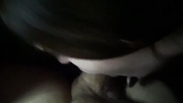 Русская сосет член в кинотеатре на сеансе и получает сперму в рот