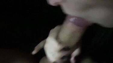 Русская сосет член в кинотеатре на сеансе и получает сперму в рот