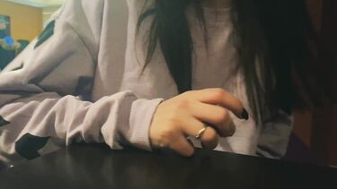 Русская сосет член в кинотеатре на сеансе и получает сперму в рот