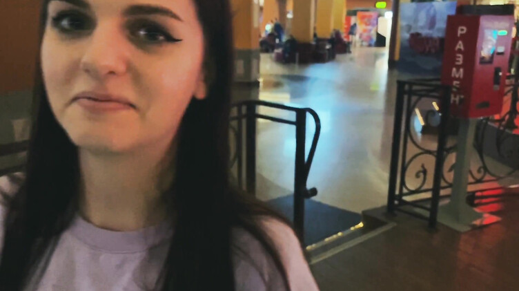 Русская сосет член в кинотеатре на сеансе и получает сперму в рот