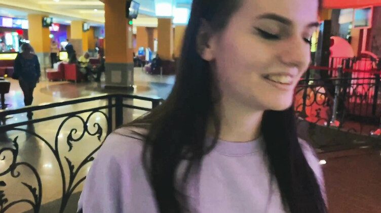 Русская сосет член в кинотеатре на сеансе и получает сперму в рот