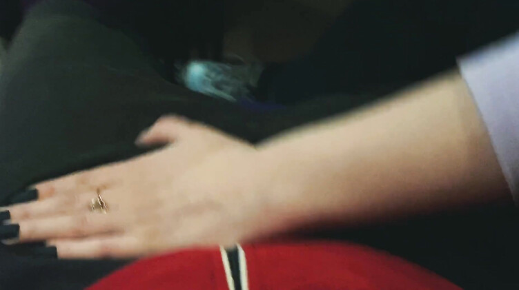 Русская сосет член в кинотеатре на сеансе и получает сперму в рот