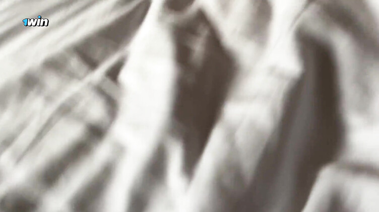 Любовник с утра пораньше трахает в отеле красивую татуированную девку