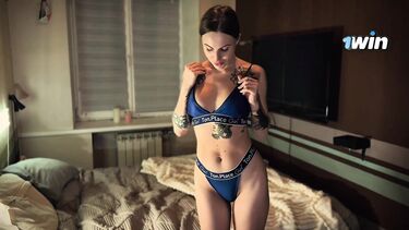 Мужик трахает тату брюнетку после глубокого отсоса вниз головой