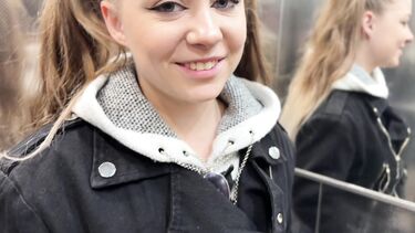 В одежде: 18-летняя русская девка потерялась и нашла пристанище на члене незнакомца