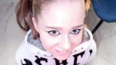 Сперма на сиськах: 18-летняя русская девка потерялась и нашла пристанище на члене незнакомца